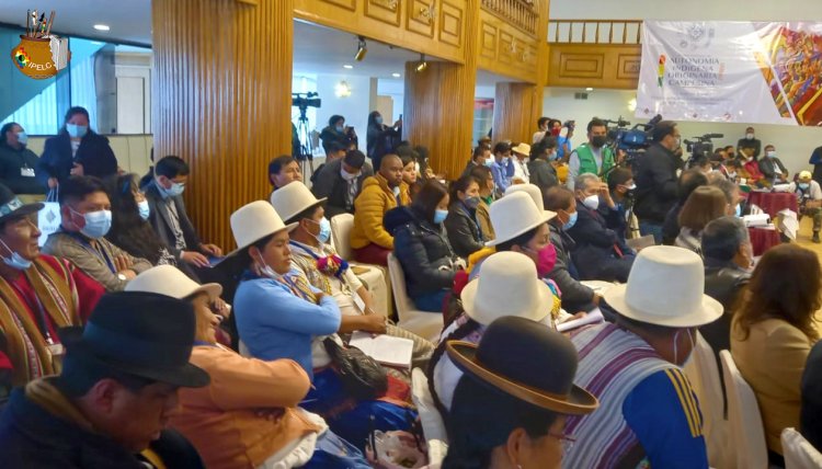 Director General Ejecutivo del IPELC expone el tema “Construcción de los Currículos Regionalizados desde y con los Pueblos Indígenas Originarios” en la Cumbre Nacional de Autonomía Indígena Originaria Campesina.