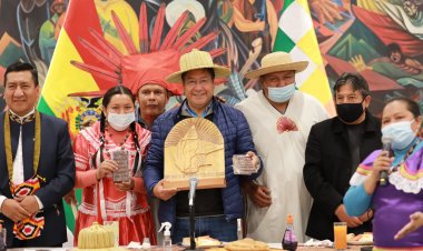 El lunes 02 de agosto por la mañana, representantes de las Naciones Pueblos Indígenas Originarios Campesinos y Afrobolivianos del Instituto Plurinacional de Estudio de Lenguas y Culturas "IPELC", compartieron un desayuno con  el Presidente Luis Arce, en el día de la Revolución Agraria, Productiva y Comunitaria.