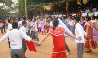 NUESTRA DANZA Y CANCION FOLCLORICA EL MIQUECHECHEVECO  - Por Querubin Ojopi Rivero.