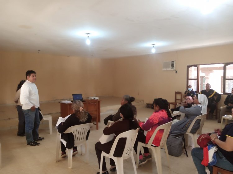 Taller de evaluación y Reajuste del currículo Regionalizado Guarayos con los Directores, maestras y maestros  del Distrito de Ascensión