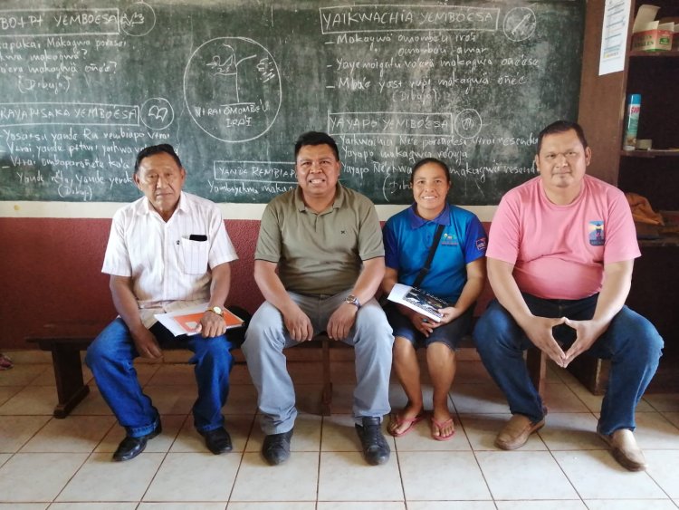 Equipo de Maestros Trabajando en la Elaboración de Texto para el 5to de Primaria en Lengua Gwarayu