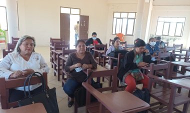 MAESTROS TRABAJAN EN LA ELABORACIÓN DE CUADERNOS PEDADOGICOS EN IDIOMA MOJEÑO TRINITARIO