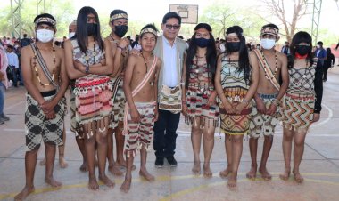 Gracias por la visita hermano Ministro de Educación: Lic. Edgar Pary Chamby en la U.E. Misión Sueca, Capirendita pueblo Weenhayek, ILC. WEENHAYEK presente en la entrega de insumos, mochilas, pizarras acrílicas. Ítem para los maestros, entre otros.