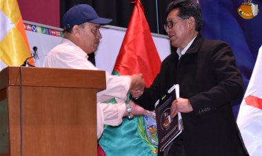 EL IPELC ENTREGÓ MATERIAL EDUCATIVO EN LENGUAS INDÍGENAS AL MINISTRO DE EDUCACIÓN EN EL ACTO DEL LANZAMIENTO OFICIAL DEL DECENIO INTERNACIONAL DE LAS LENGUAS INDÍGENAS 2022 - 2032