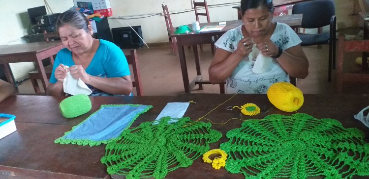 ILC-Joaquiniano realiza actividad del proyecto haciendo mi oficio aprendo mi idioma  con madres de la comunidad Chaco Lejos.
