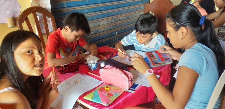 Desarrollo de la Lengua Joaquiniana tomando en cuanta el Calendario Festivo, los niños preparan mensajes de Felicitación para las Madres.