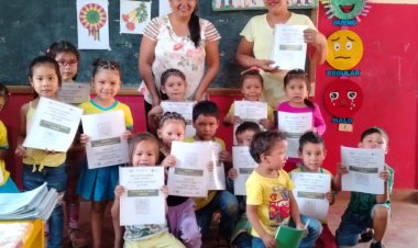 ENTREGA DE CARTILLAS EDUCATIVAS AL NIDO LINGUISTICO "TIPOREKCHI" DE LA U.E ANGELICA BARTHELEMY DE OJOPI