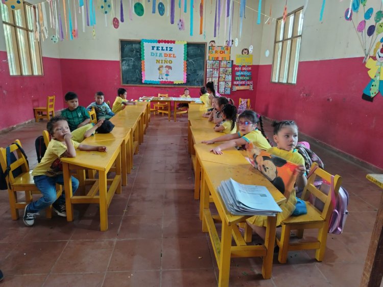 ENTREGA DE CARTILLAS EDUCATIVAS AL NIDO LINGUISTICO "TIPOREKCHI" DE LA U.E ANGELICA BARTHELEMY DE OJOPI