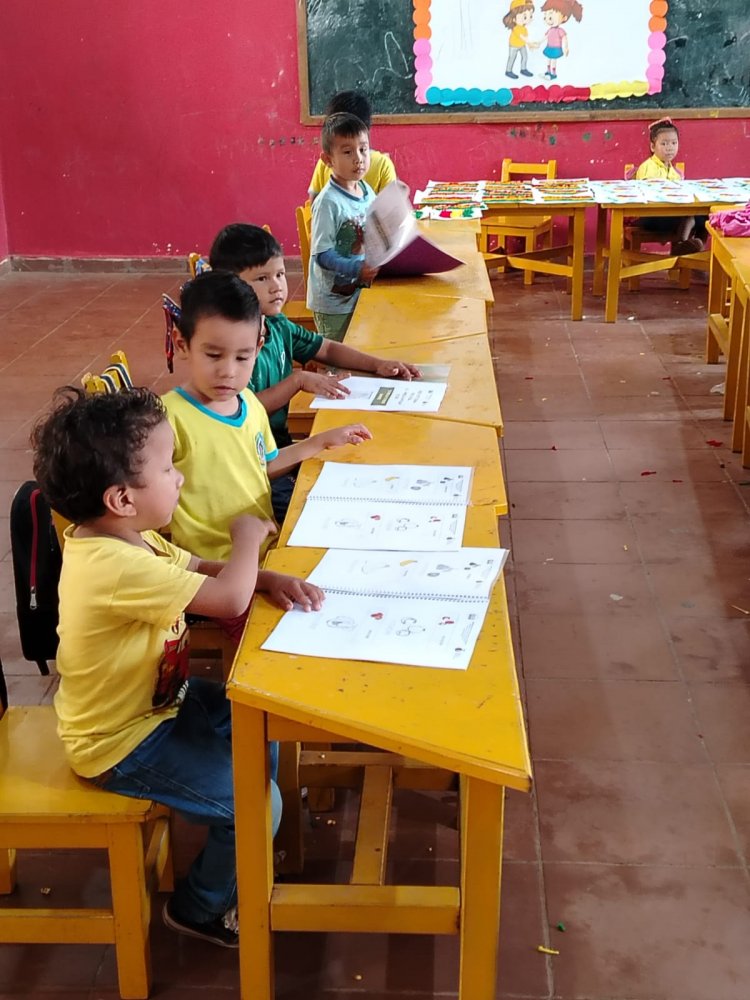 ENTREGA DE CARTILLAS EDUCATIVAS AL NIDO LINGUISTICO "TIPOREKCHI" DE LA U.E ANGELICA BARTHELEMY DE OJOPI