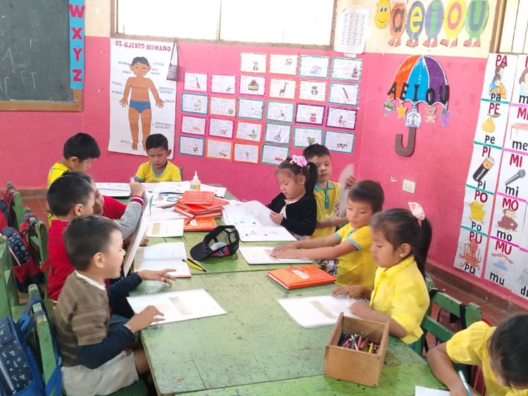 ENTREGA DE CARTILLAS EDUCATIVAS AL NIDO LINGUISTICO "TIPOREKCHI" DE LA U.E ANGELICA BARTHELEMY DE OJOPI