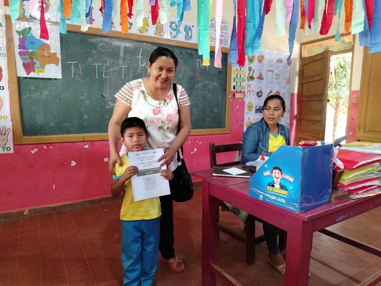 ENTREGA DE CARTILLAS EDUCATIVAS AL NIDO LINGUISTICO "TIPOREKCHI" DE LA U.E ANGELICA BARTHELEMY DE OJOPI