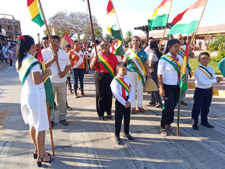 ILC-GWARAYU acompaña a la Dirección Distrital en el desfile cívico del Bicentenario