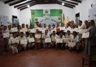 Entrega de certificados a maestros estudiantes del idioma guarayu