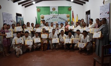Entrega de certificados a maestros estudiantes del idioma guarayu