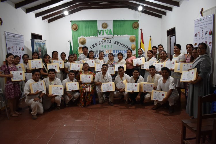 Entrega de certificados a maestros estudiantes del idioma guarayu