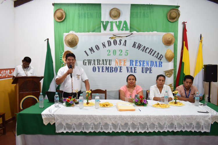 Entrega de certificados a maestros estudiantes del idioma guarayu