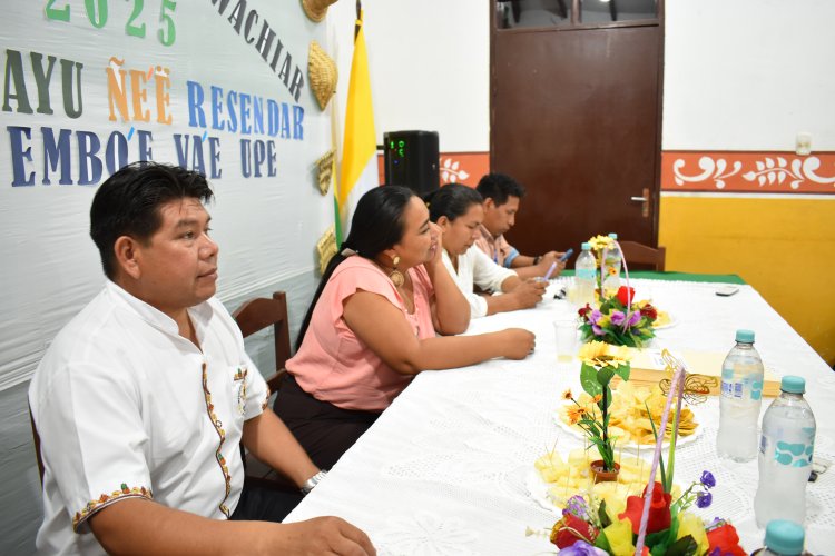 Entrega de certificados a maestros estudiantes del idioma guarayu