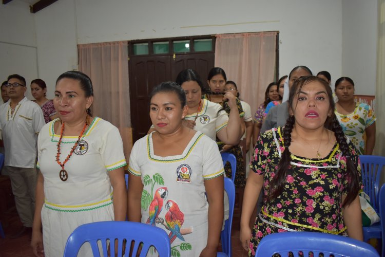 Entrega de certificados a maestros estudiantes del idioma guarayu