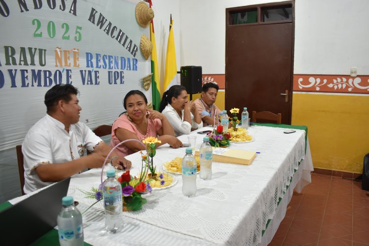 Entrega de certificados a maestros estudiantes del idioma guarayu