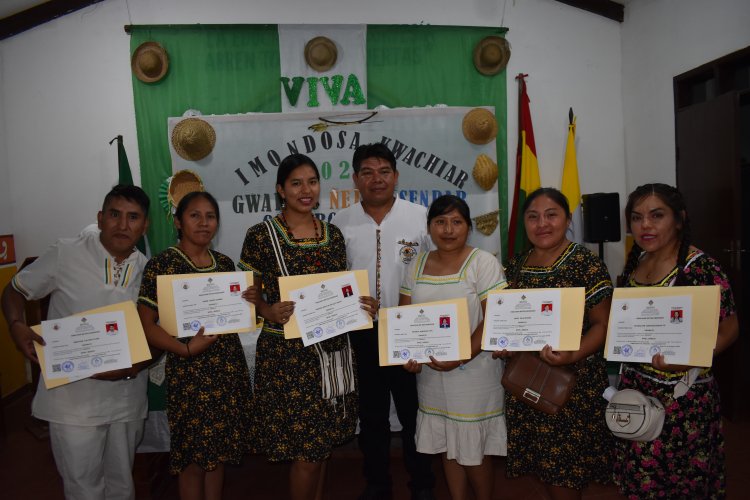 Entrega de certificados a maestros estudiantes del idioma guarayu