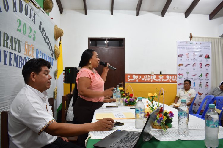 Entrega de certificados a maestros estudiantes del idioma guarayu