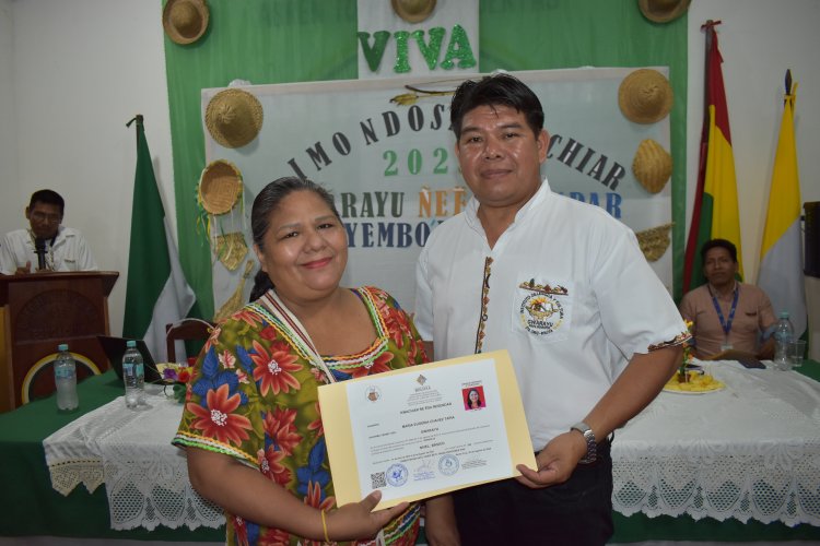 Entrega de certificados a maestros estudiantes del idioma guarayu