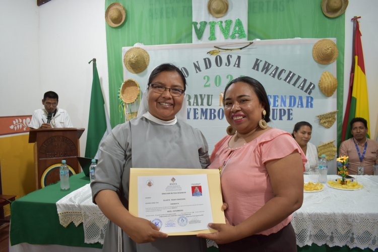 Entrega de certificados a maestros estudiantes del idioma guarayu