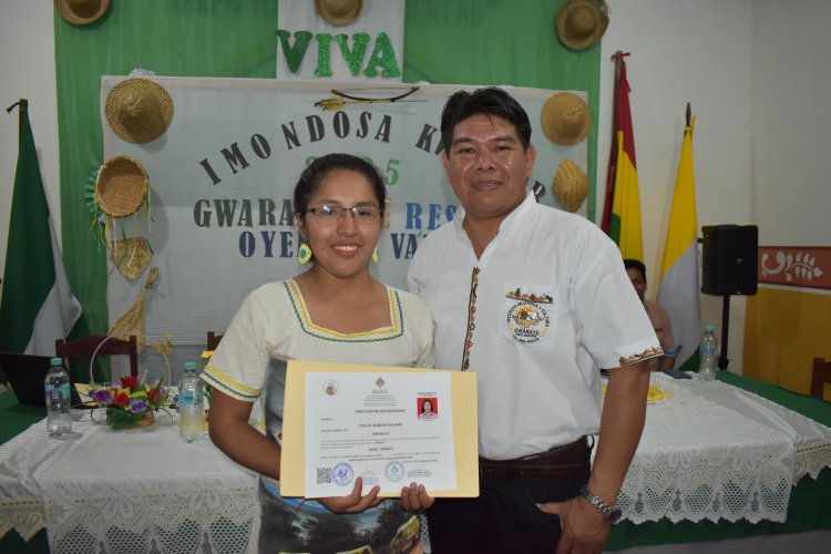 Entrega de certificados a maestros estudiantes del idioma guarayu