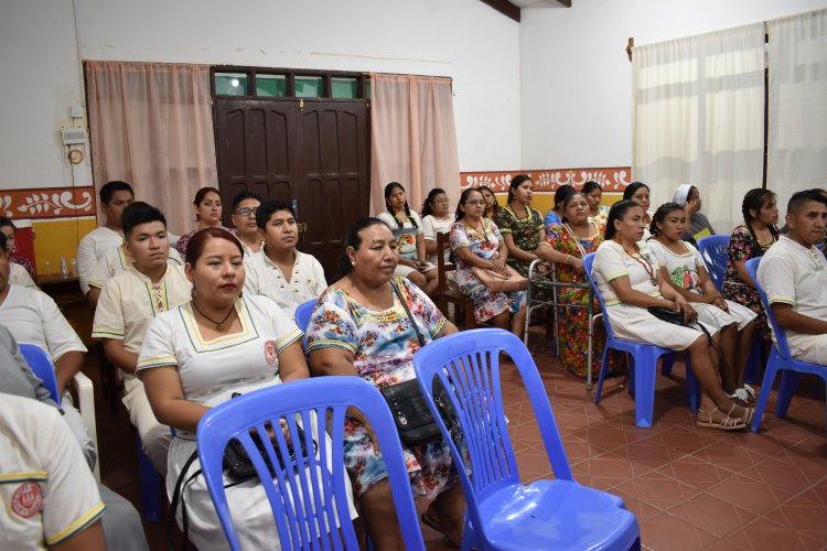 Entrega de certificados a maestros estudiantes del idioma guarayu