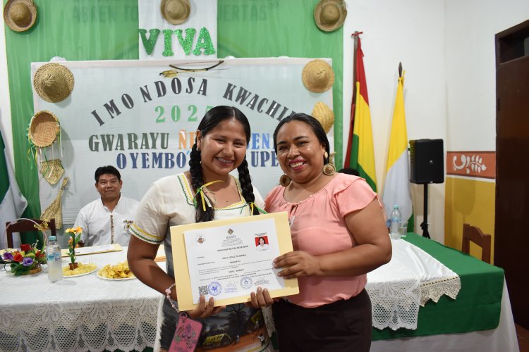 Entrega de certificados a maestros estudiantes del idioma guarayu