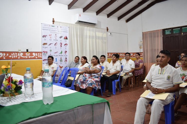 Entrega de certificados a maestros estudiantes del idioma guarayu
