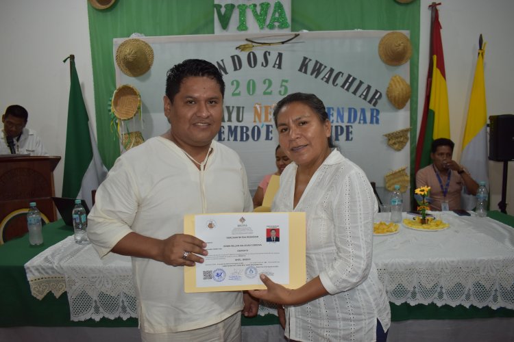 Entrega de certificados a maestros estudiantes del idioma guarayu