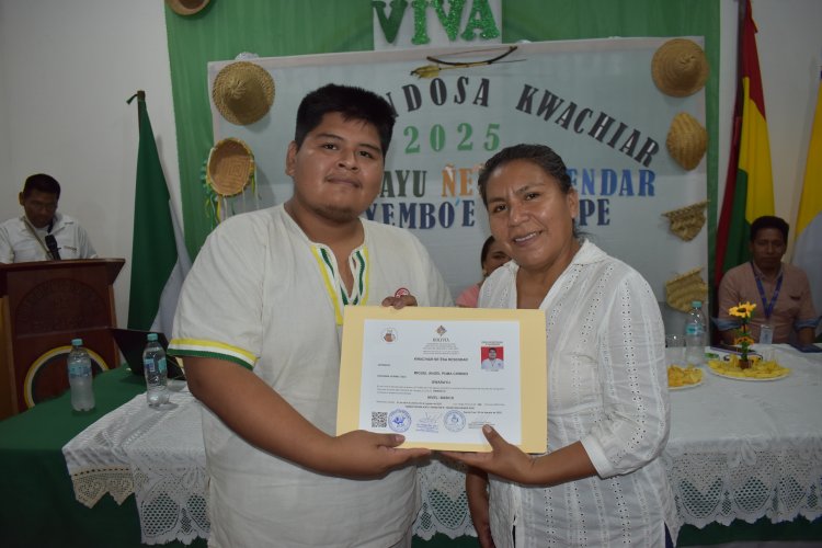 Entrega de certificados a maestros estudiantes del idioma guarayu