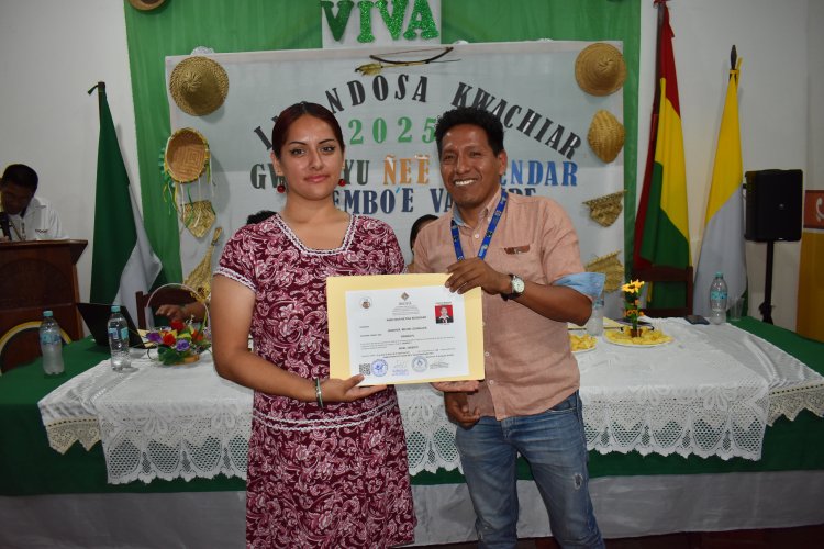 Entrega de certificados a maestros estudiantes del idioma guarayu