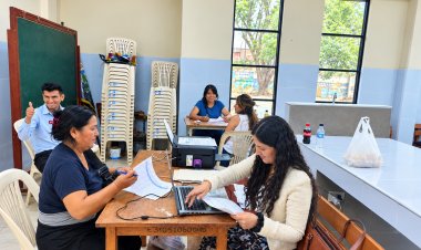 ILC - Quechua. "Tomas Katari- Kurusa Llawi" Qhichwa Runa Simi Kawsay jatun wasi, Quchapampa llaqtapi, Quillacollo jatun ayllupi  yachachik rimaqkunaman  chaninchay apakuspa karqa.