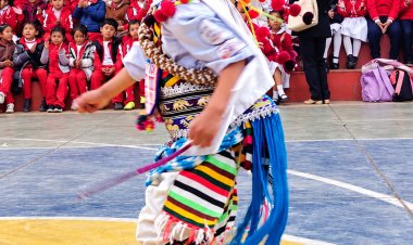 ILC - Quechua. "Tomas Katari- Kurusa Llawi" Qhichwa Runa Simi Kawsay jatun wasi,  (ILCQ), Quchapampa, Chukichakapi, P'utuqsi kitipi   ERCE 2026 ñisqa yachay ruway qhawariyninpi kallpachakuchkan, chaypi yachay wasikunapi kay ruwayta imayna purisqanta qhatiykachkan.