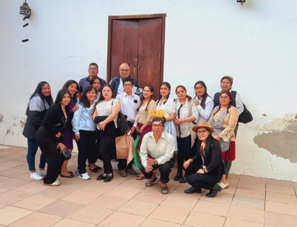 ILC - Quechua. "Tomas Katari- Kurusa Llawi" Qhichwa Runa Simi Kawsay jatun wasi, qhichwa simita ñawpa t'aqapi yachakuqkuna kayjinamanta tukuchaykunku.