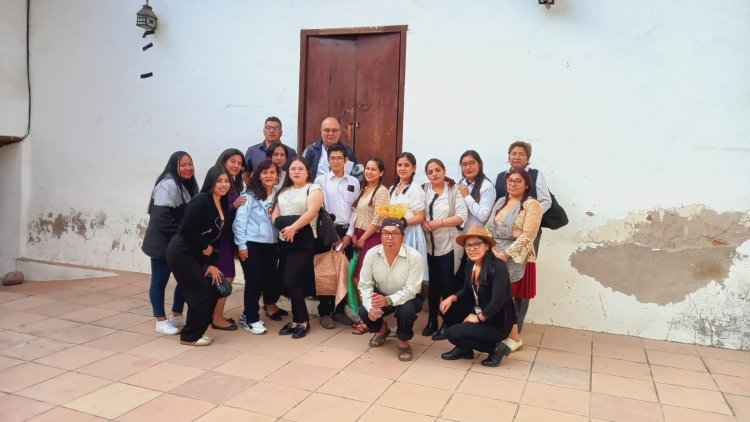 ILC - Quechua. "Tomas Katari- Kurusa Llawi" Qhichwa Runa Simi Kawsay jatun wasi, qhichwa simita ñawpa t'aqapi yachakuqkuna kayjinamanta tukuchaykunku.
