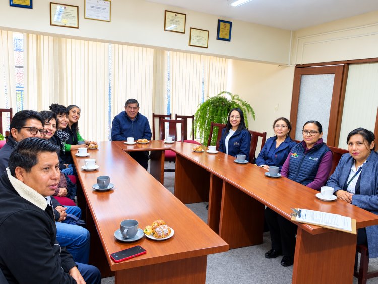 ILC - Quechua. "Tomas Katari- Kurusa Llawi" Qhichwa Runa Simi Kawsay jatun wasi,  (ILCQ), Quchapampa, Chukichaka, P'utuqsi kitipi ima  ERCE- OPCE 2026 qhawariy kamachiy llamk’ay ruwayninkupi  yanapakuchkan, kay yanapakuyninwan  imayna yachaywasikunapi yachaqay llamk’ay thatkiskan chayta yachanapaq, chaypaqtaq juk llamk'ana wasijina llamk'arispa kachkanku.
