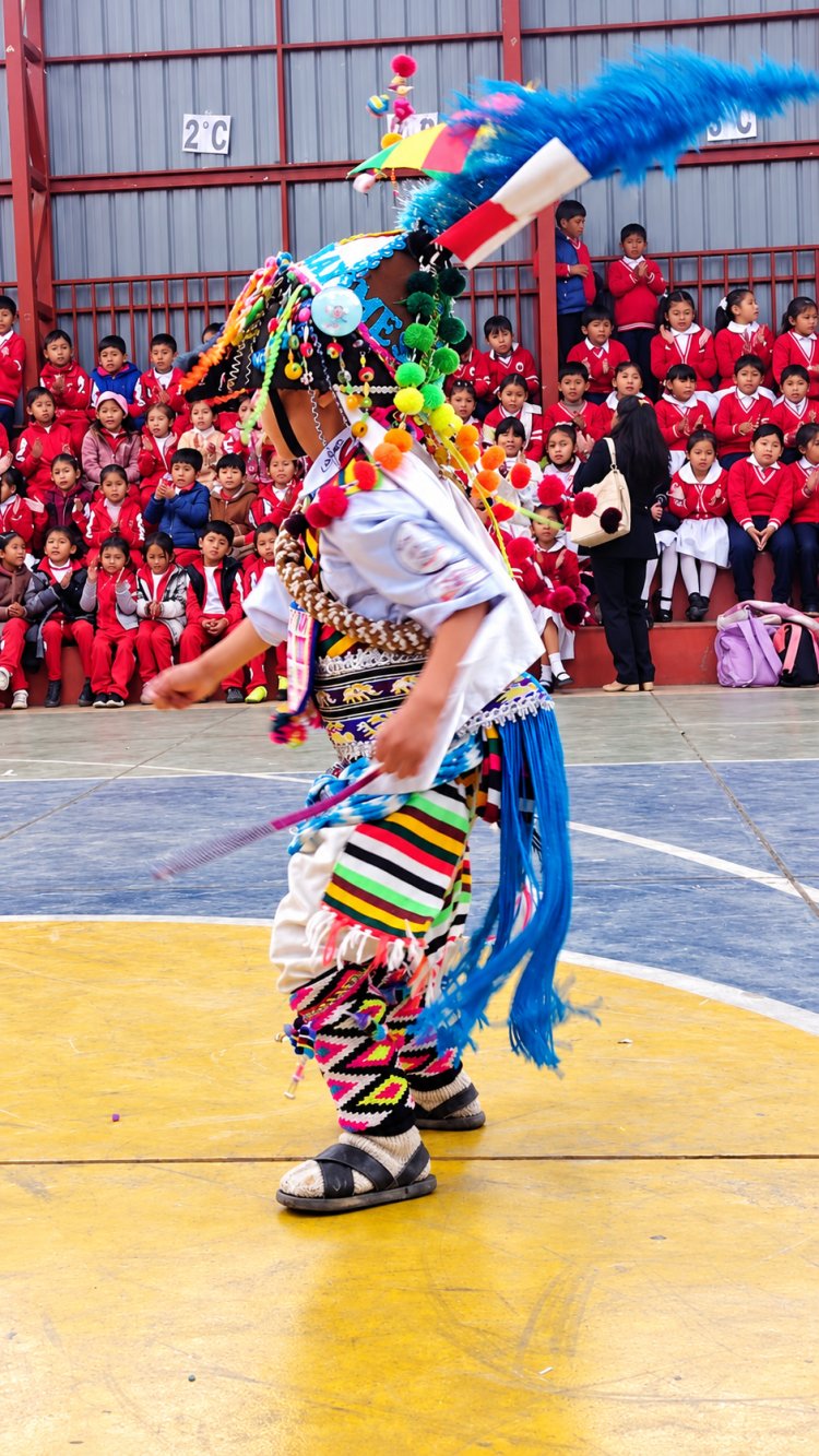 ILC - Quechua. "Tomas Katari- Kurusa Llawi" Qhichwa Runa Simi Kawsay jatun wasi,  (ILCQ), Quchapampa, Chukichaka, P'utuqsi kitipi ima  ERCE- OPCE 2026 qhawariy kamachiy llamk’ay ruwayninkupi  yanapakuchkan, kay yanapakuyninwan  imayna yachaywasikunapi yachaqay llamk’ay thatkiskan chayta yachanapaq, chaypaqtaq juk llamk'ana wasijina llamk'arispa kachkanku.
