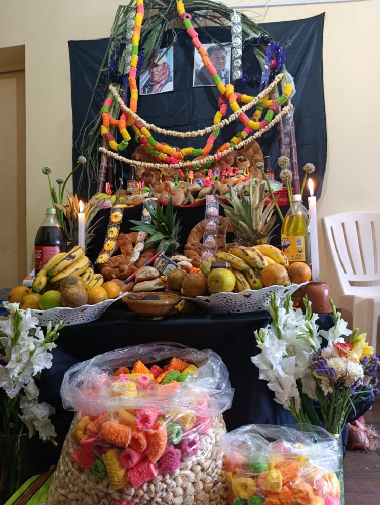 El ILCNA IPELC recibe a las almas con un tradicional altar de Todos Santos y música de alma pinkillo